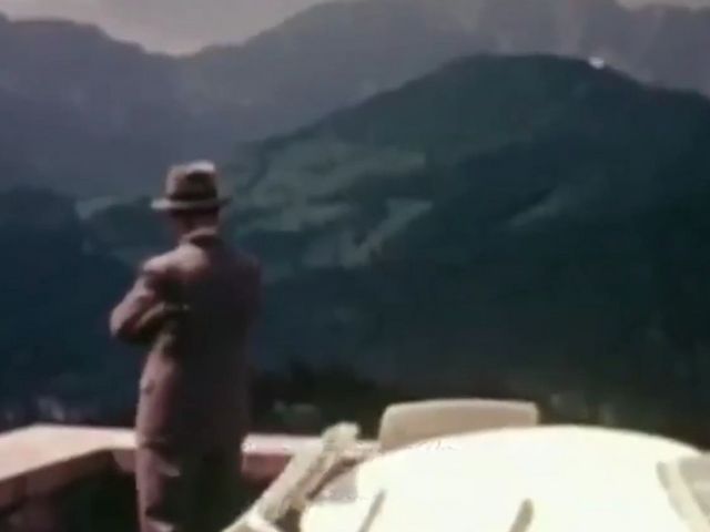 Rückenansicht von Hitler in Obersalzberg