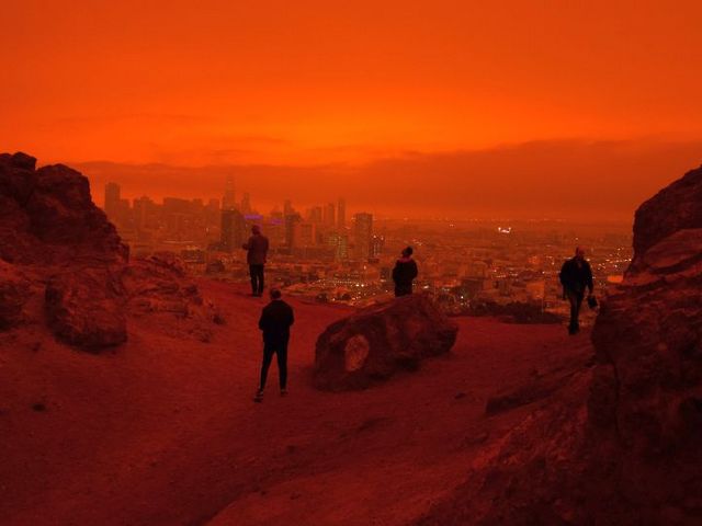 Von Bränden rot gefärbte Stadtansicht von San Francisco