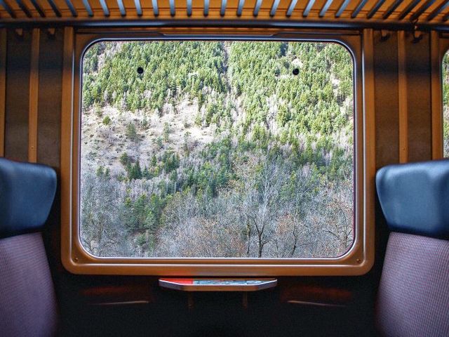 Blick durch ein Zugfenster in die Landschaft