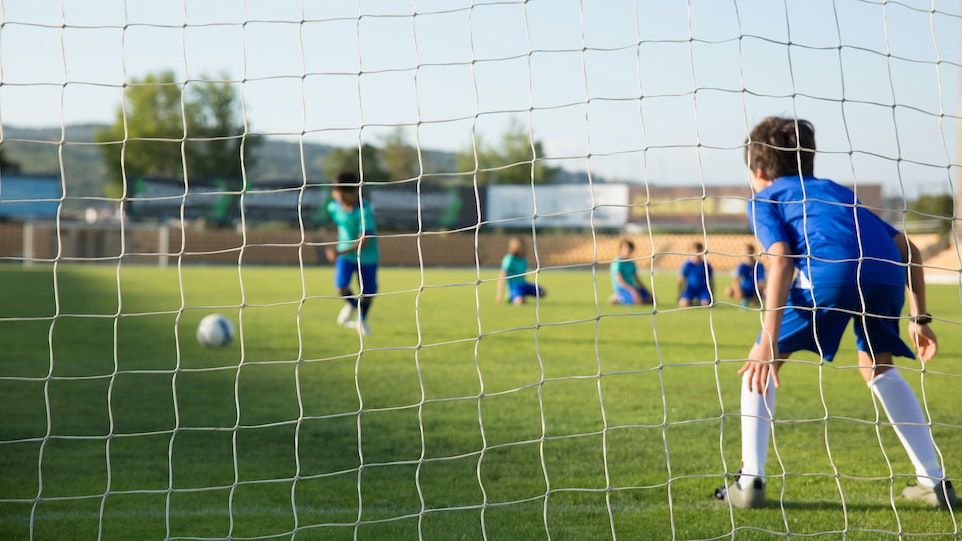 Kinder beim Fußball spielen