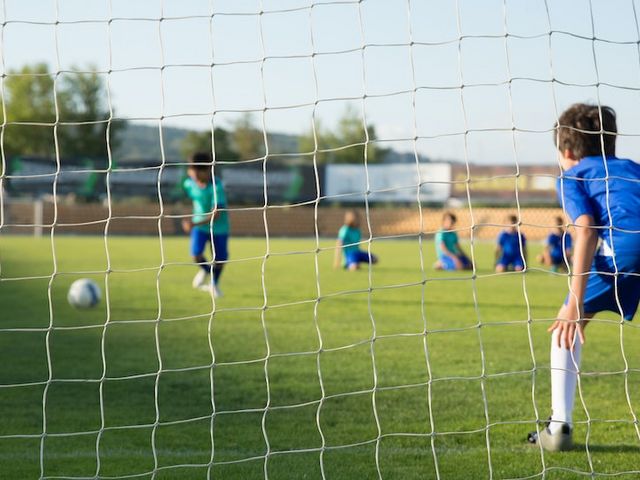 Kinder beim Fußball spielen