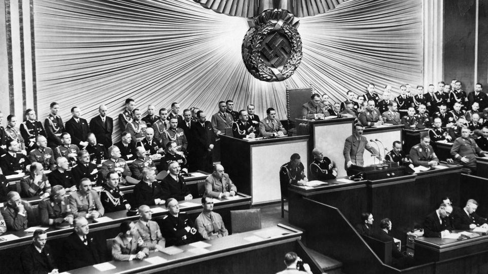 Hitler am Rednerpult im Reichstag
