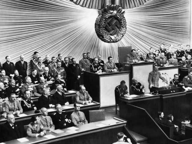 Hitler am Rednerpult im Reichstag