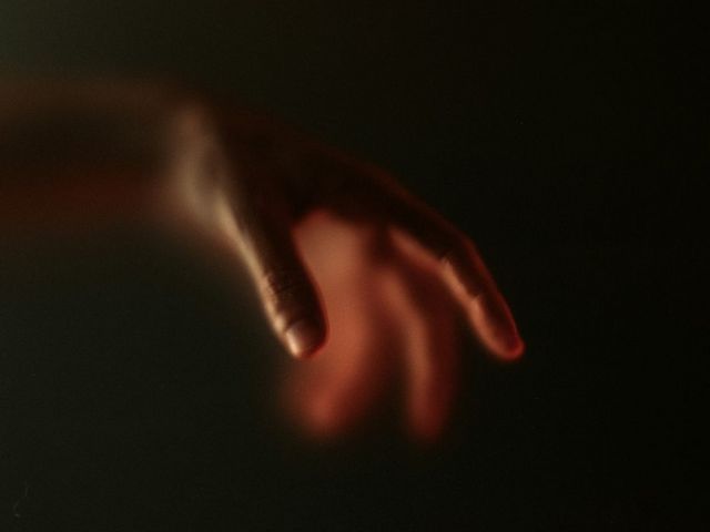 Hand im Dunkeln