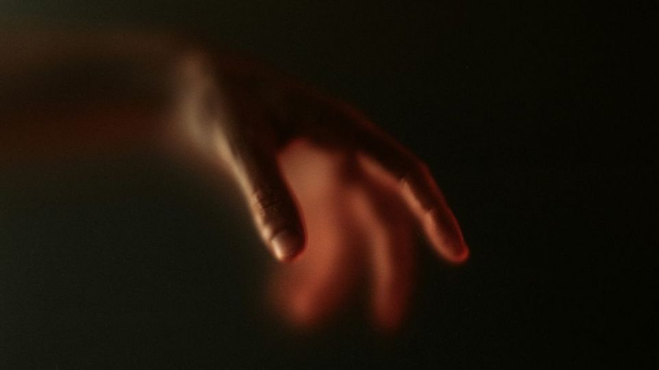 Hand im Dunkeln