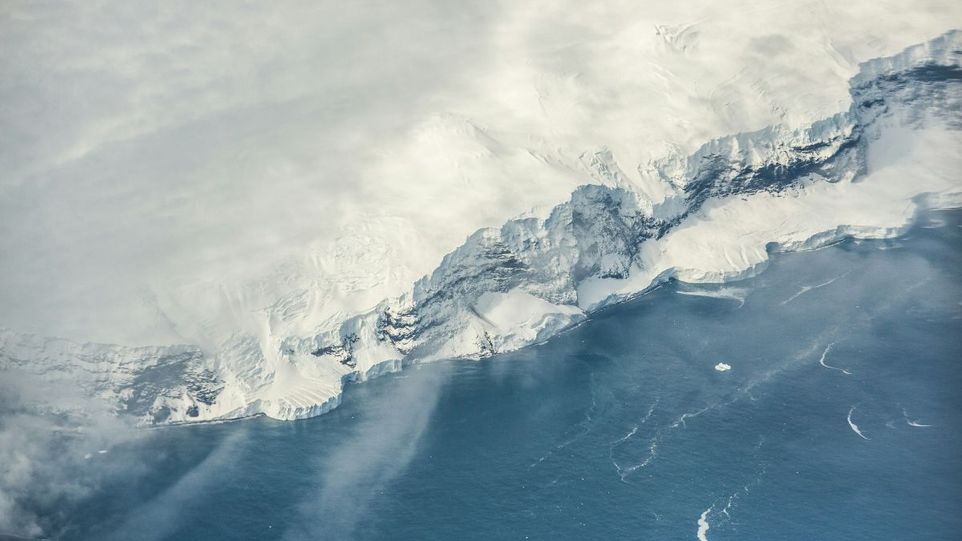 Eisige Küstenlandschaft von oben
