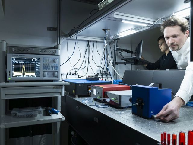 Mario Chemnitz demonstrates the new process in the laboratory