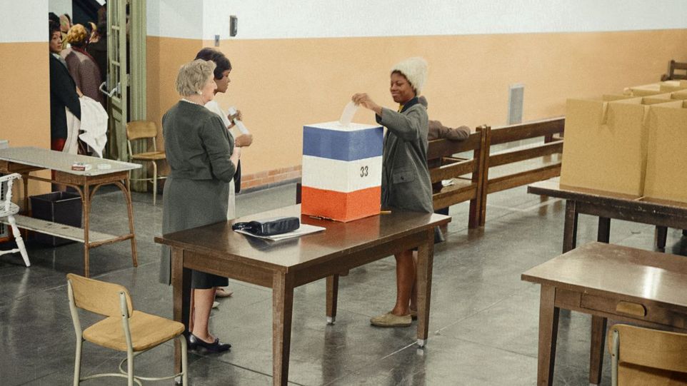 An der Wahlurne. USA, 1960 Frauen an der Wahlurne, Archivbild von 1960