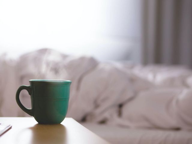 Teetasse am Bett