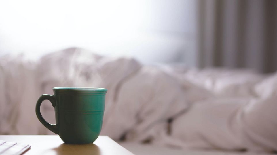 Teetasse am Bett