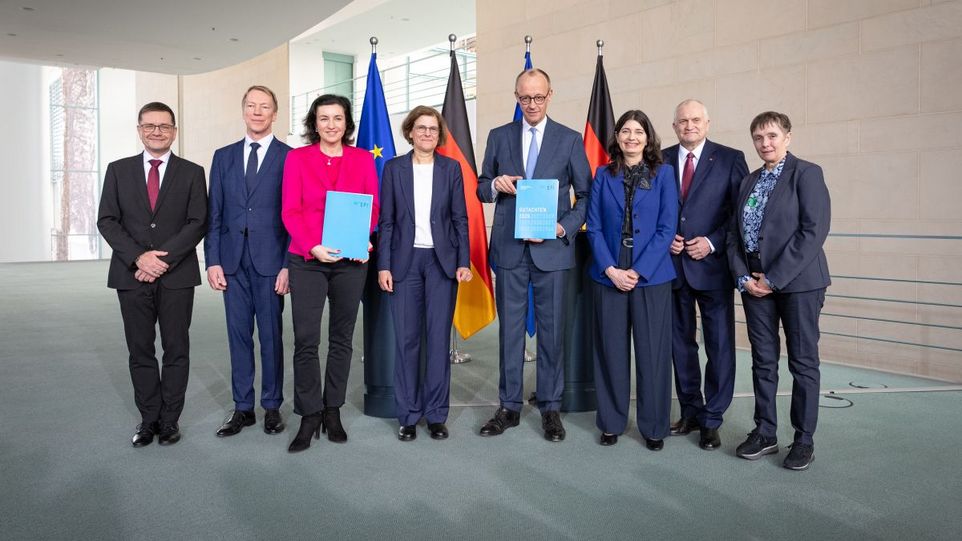 V.l.: Guido Bünstorf, Joachim Henkel, Forschungsministerin Dorothee Bär, EFI-Vorsitzende Irene Bertschek, Bundeskanzler Friedrich Merz, stv. EFI-Vorsitzende Carolin Häussler, Christoph M. Schmidt und Friederike Welter EFI-Kommission bei der Übergabe des Jahresgutachtens