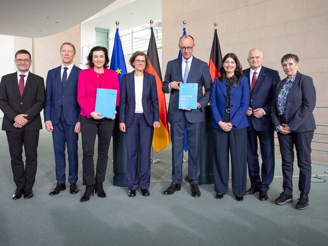 EFI-Kommission bei der Übergabe des Jahresgutachtens