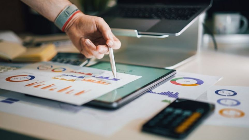 Blätter und Tablet mit Statistik-Grafik