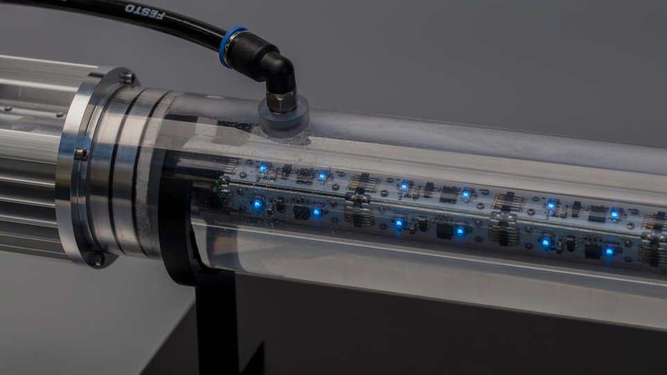 Demonstrator eines UVC-LED-Moduls zur Wasserdesinfektion. Glasröhre mit Mikrochips und Technik
