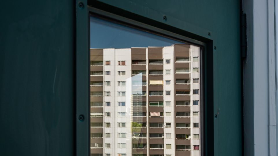 Blick durch eine Tür auf einen Plattenbau