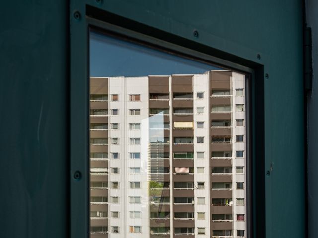 Blick durch eine Tür auf einen Plattenbau