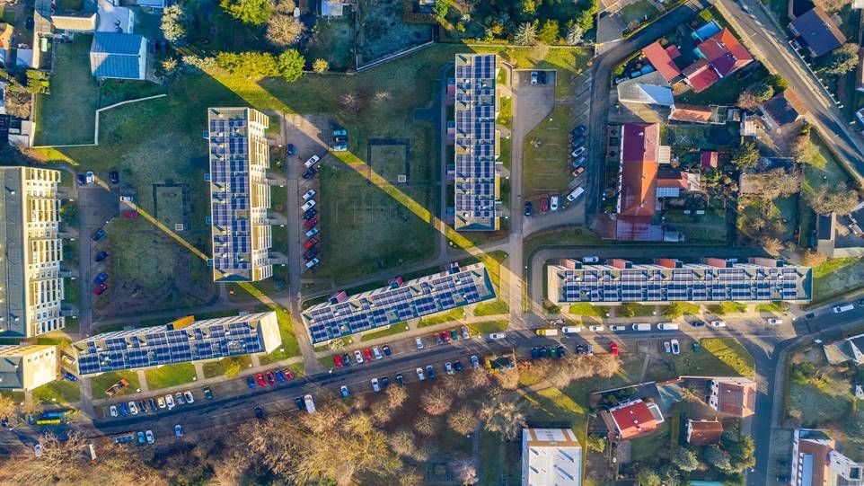 Solaranlagen auf Dächern einer Hochhaussiedlung