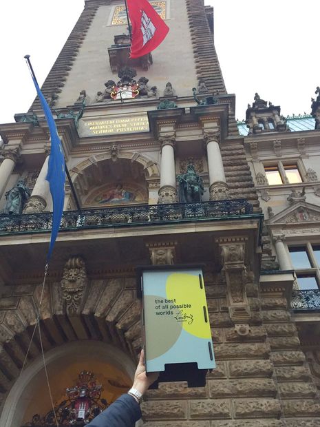 Leibniz-Hocker vor dem Portal des Hamburger Rathauses 
