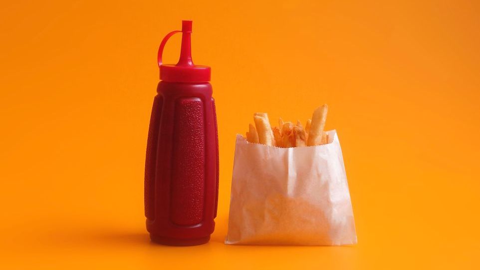 Pommes mit Ketchupflasche