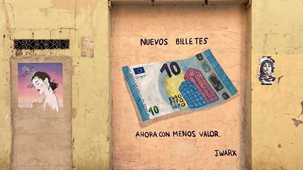 Gelbe Hauswand mit aufgemalten 10-Euro-Schein, dazu die Aufschrift: Nuevos billetes. Ahora con menos valor. 
