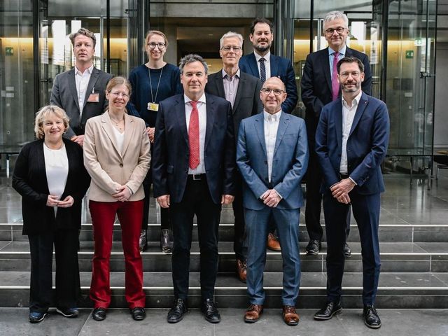 Gruppenfoto der neuen Kommission