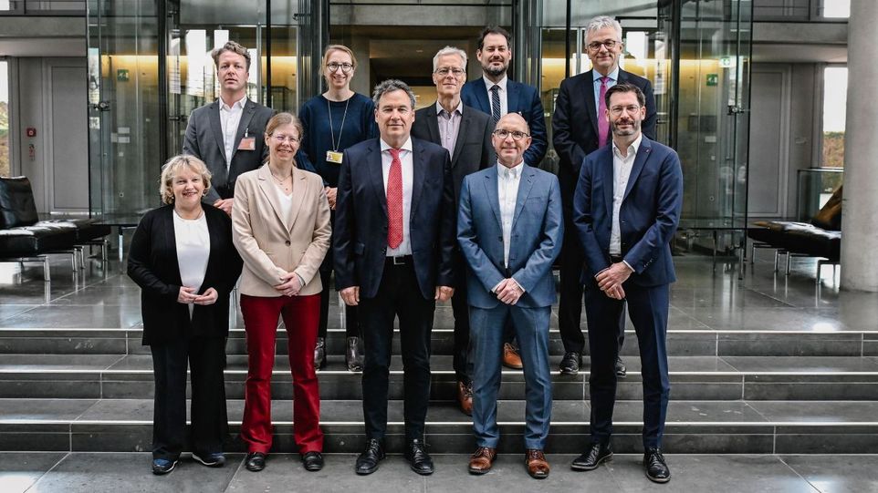 Konstituierung der Kommission zur Überprüfung der sicherheitsrelevanten Wirtschaftsbeziehungen zwischen Deutschland und China. Vorne links: Bettina Peters. Hinten links: Julian Hinz. Vorne Mitte: Christian Freiherr von Stetten, MdB (Sitzungsleiter). Gruppenfoto der neuen Kommission