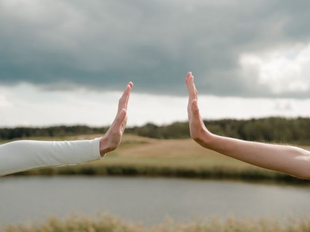 Zwei Handflächen strecken sich einander entgegen
