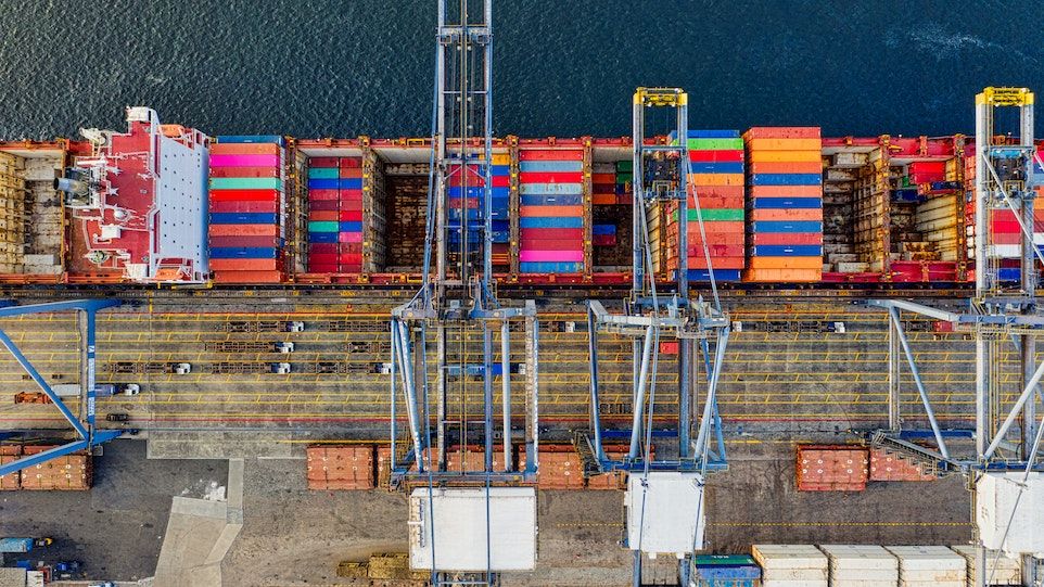 Vogelperspektive am Hamburger Hafen von einem Containerschiff, welches beladen wird