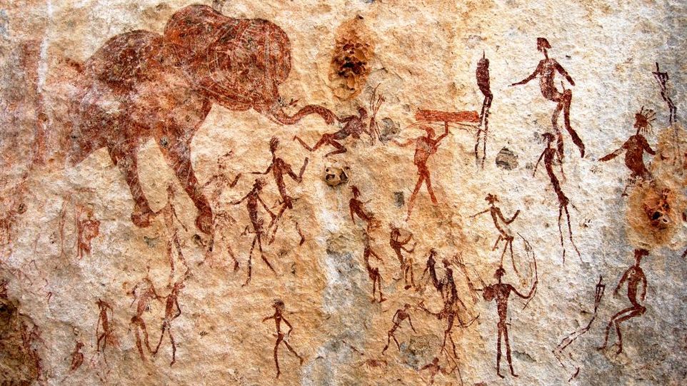 Prähistorische Felszeichnungen im Nordosten Simbabwes, die eine Jagdszene zeigen Höhlenmalerei, die die Elefantenjagd einer Gruppe zeigt