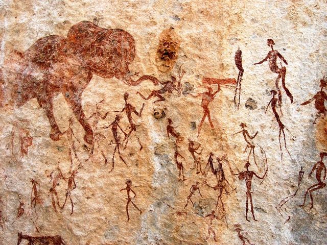 Höhlenmalerei, die die Elefantenjagd einer Gruppe zeigt