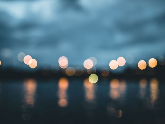 Funkelndes Licht auf einem Gewässer