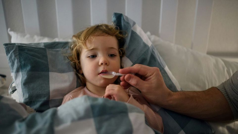 Kind erhält Medizin von einem Löffel
