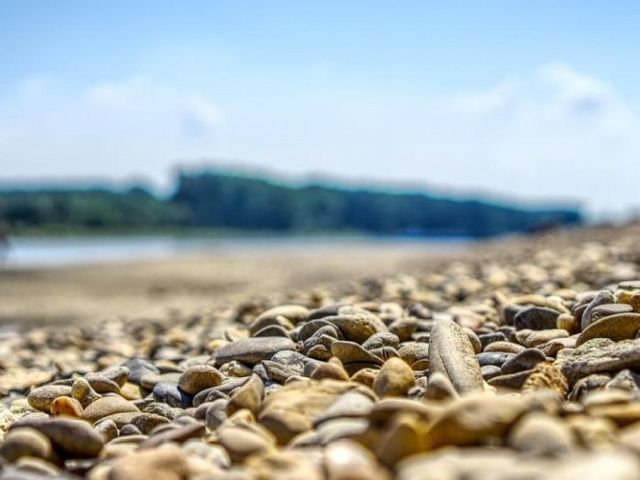 Kiesstrand an einem Flussufer