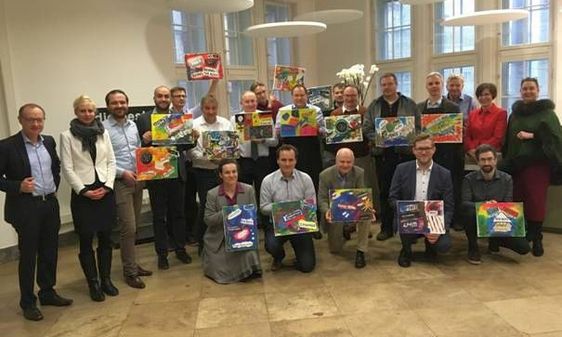 Teilnehmende des Leibniz-Gründungskollegs 1-2018 mit Bildern ihrer Unternehmensvision