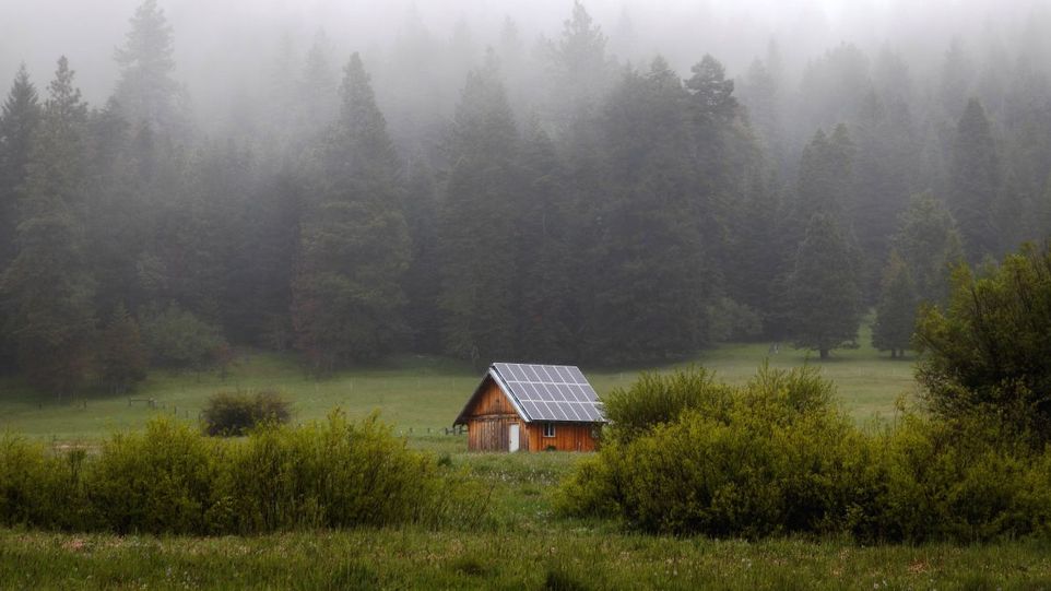 Holzhäuschen mit Solarpanel