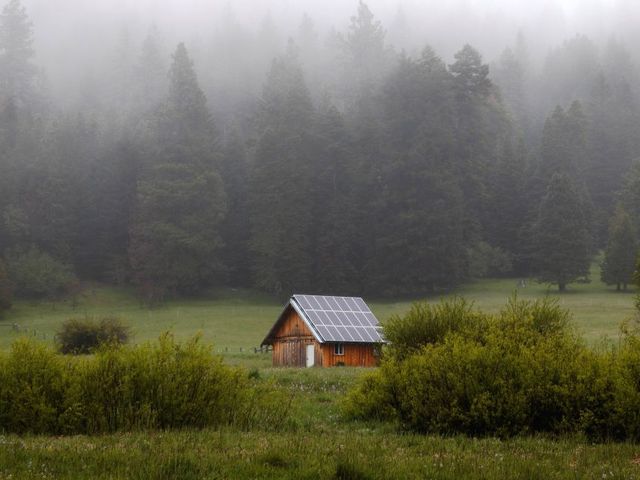 Holzhäuschen mit Solarpanel
