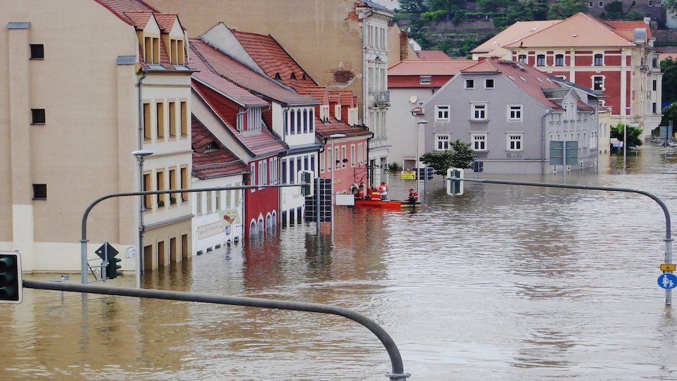 Hochwasser der Elbe sorgt für überflutete Straßen in einer kleinen Stadt