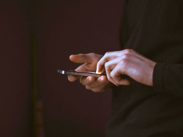 Hände halten ein Handy