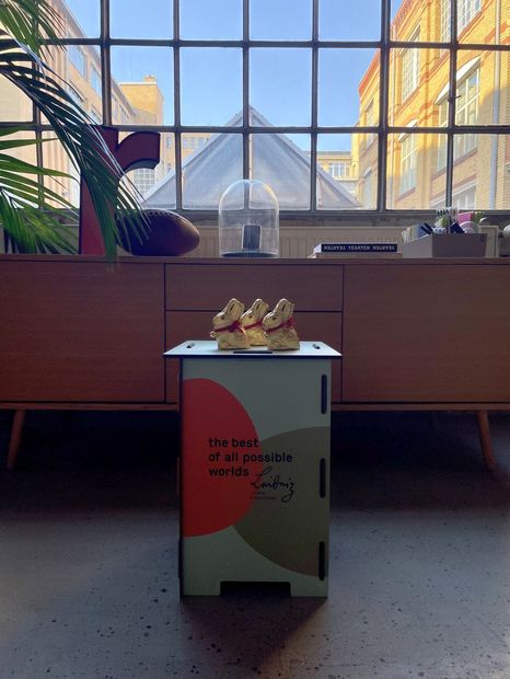 Leibniz-Hocker im Büro der Firma Dayone, darauf Schoko-Osterhasen