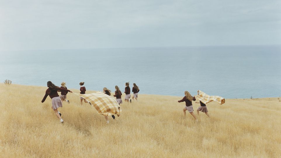 Das Bild zeigt Menschen auf einem Feld mit frischer Meeresbrise.