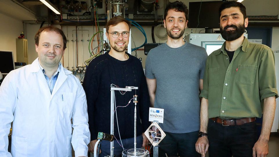 Die Forschungsgruppe „Modellexperimente“ in ihrem Labor am IKZ. Vor ihnen steht ein Prototyp der Demonstrations-Versuchsanordnung zur Kristallzüchtung. Von links nach rechts: Kaspars Dadzis, Arved Wintzer, Iason Tsiapkinis, Sepehr Foroushani. Die Forschungsgruppe „Modellexperimente“ in ihrem Labor am IKZ.