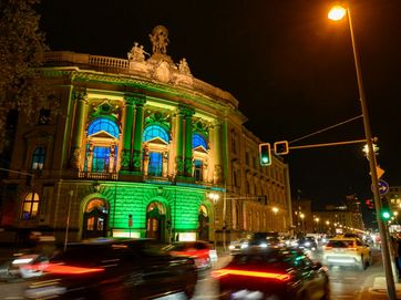 Grün angestrahlte Fassade des Museums für Kommunikation