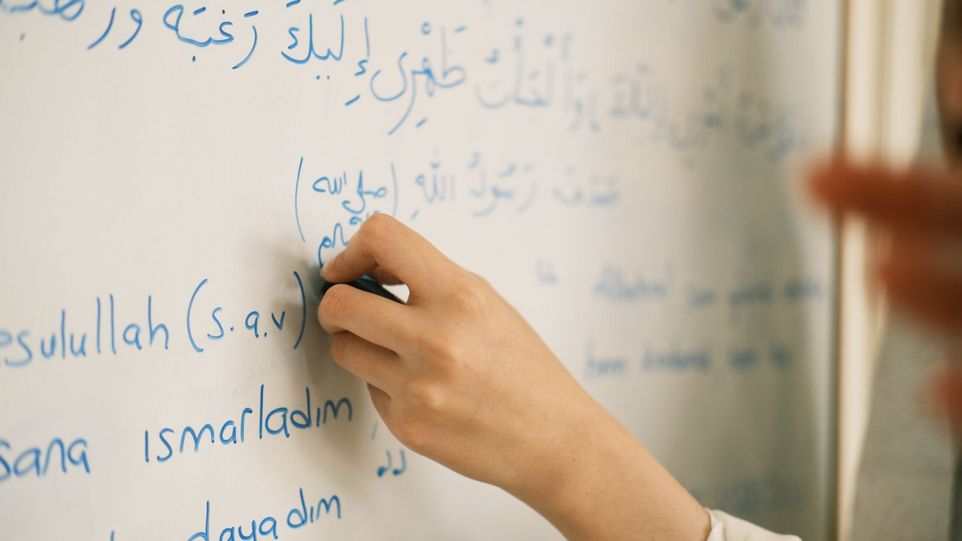 Whiteboard mit Sätzen in arabischer und türkischer Sprache