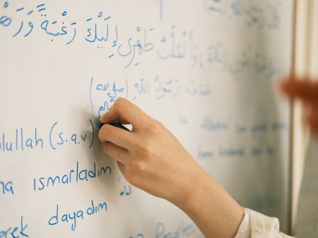 Whiteboard mit Sätzen in arabischer und türkischer Sprache