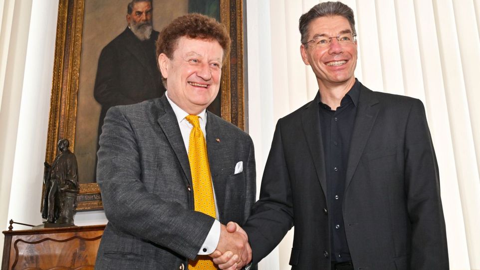 Michael Decker (r.) folgt als neuer Generaldirektor auf Wolfgang M. Heckl (l.). Heckl und Decker beim Händeschütteln