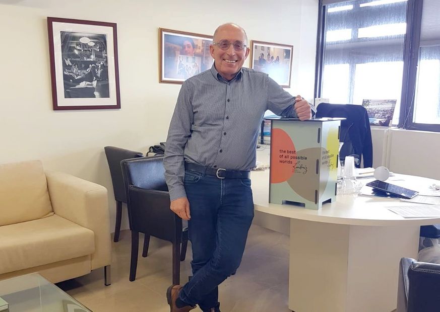 Ron Robin, Präsident der University of Haifa, mit Leibniz-Hocker