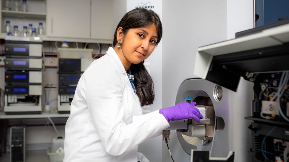 Susmita Ghosh nutzt das Massenspektrometer zur Analyse von Neutrophilen Granulozyten. Die 28-Jährige kam 2021 als Doktorandin in die Forschungsgruppe Biofluoreszenz ans ISAS. Wissenschaftlerin am Massenspektrometer