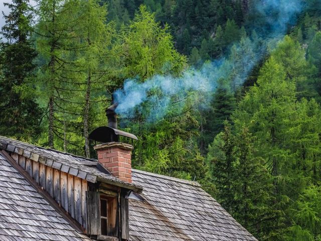 Dach mit rauchendem Kamin
