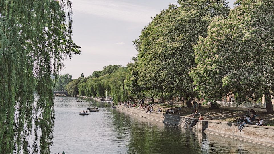 Landwehrkanal im Sommer, Menschen sitzen am Ufer und in Booten