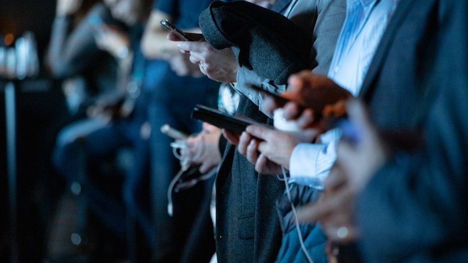 Mehrere Menschen mit Smartphone